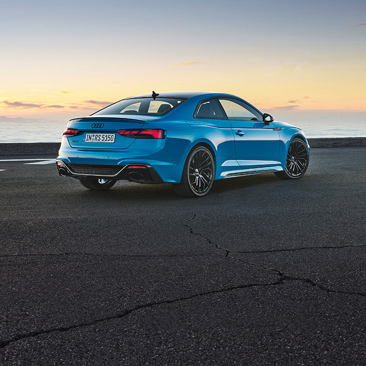 Profil dérriere aux trois quarts de l’Audi RS 5 Coupe.