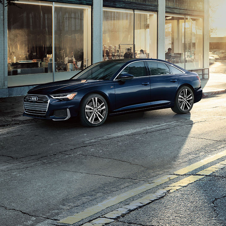 Vue de trois quarts de la berline Audi A6 garée dans une rue de la ville.