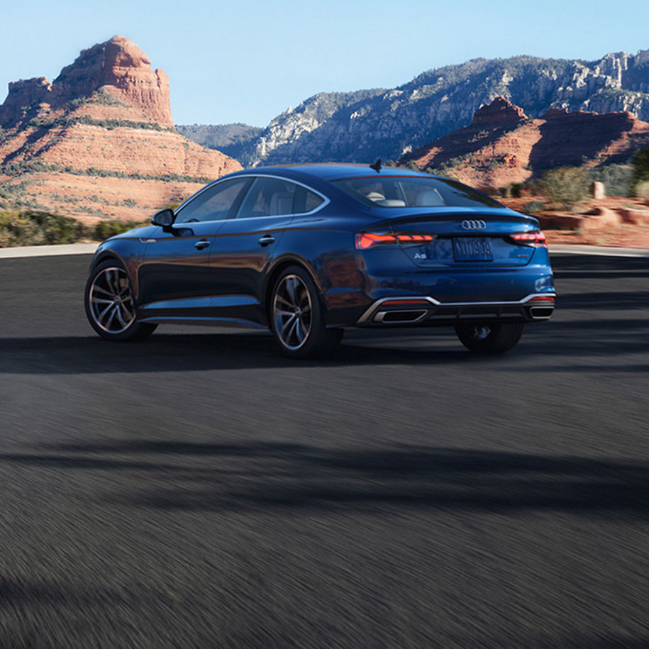 Profil arrière aux trois quarts de l'Audi A5 Sportback garée.