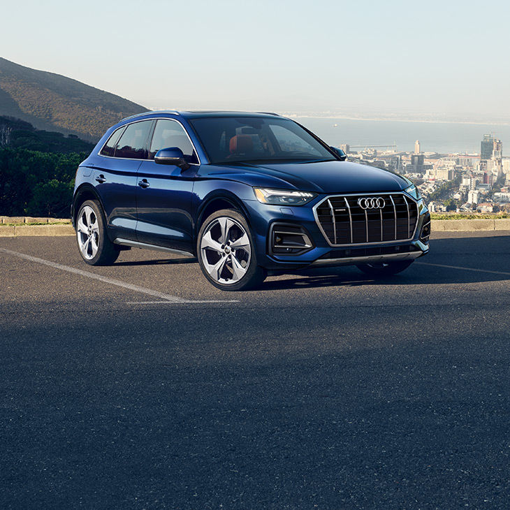 Three quarter front view of the Audi Q5 parked. 