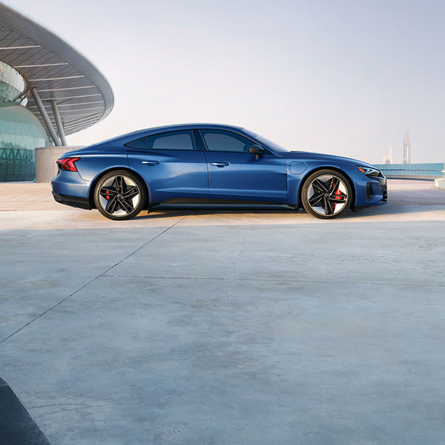 Profil latéral de l’Audi RS e-tron GT garée.