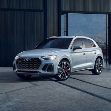 Profil avant trois-quarts de l'Audi Audi SQ5 stationné.
