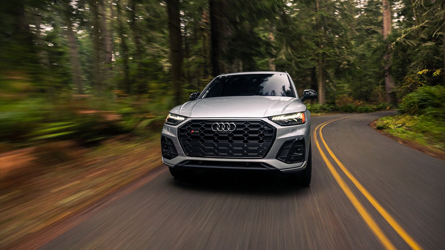 Front view of the Audi SQ5 in motion. 
