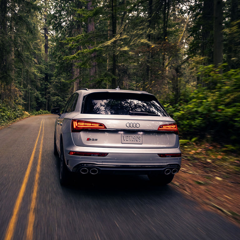 Three-quarter front view of the Audi SQ5 accelerating. 