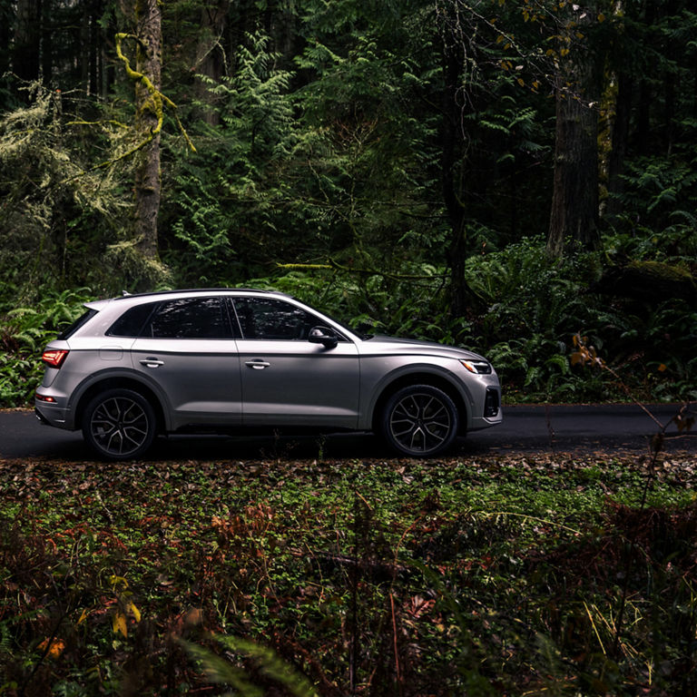 Three-quarter front view of the Audi SQ5.