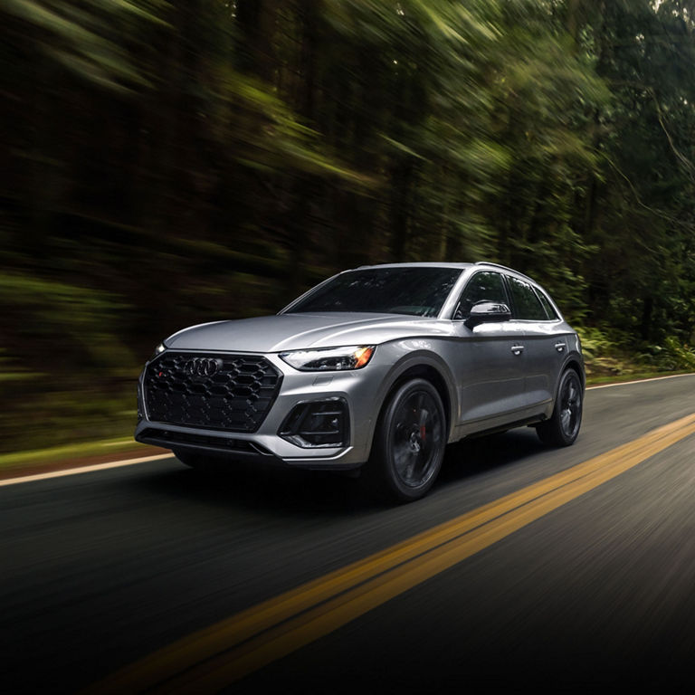 Profil avant aux trois quarts de l'Audi SQ5 en déplacement. 