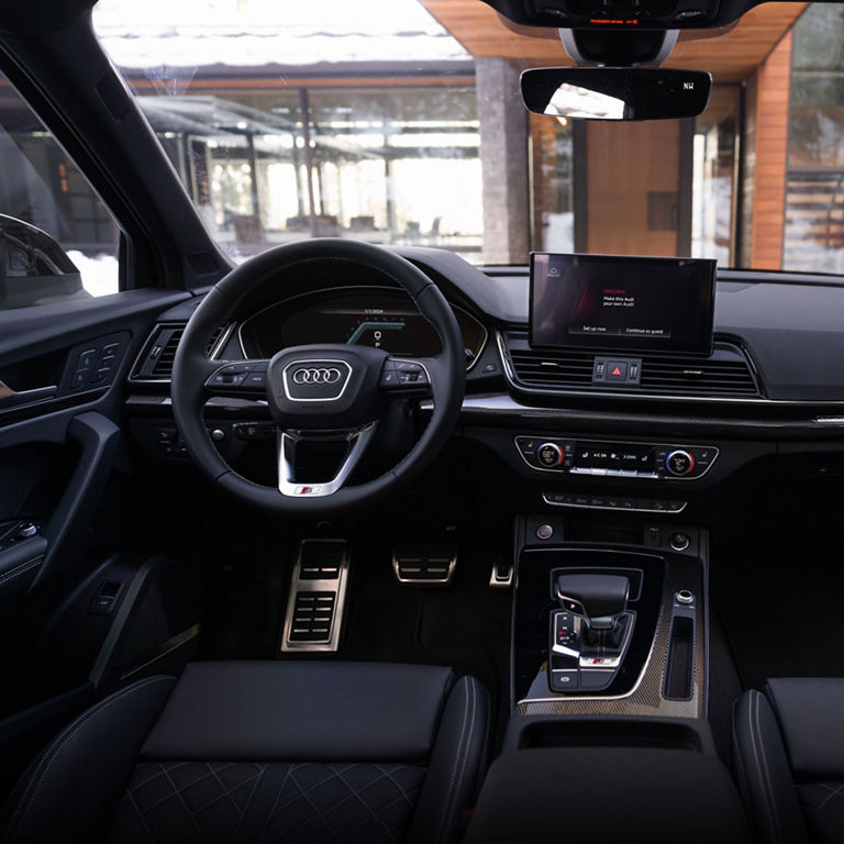 Gros plan des appliques en fibre de carbone Atlas dans l'Audi SQ5.