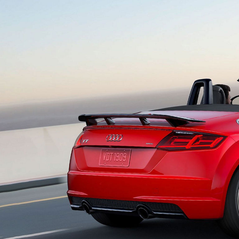 Gros plan de l’aileron arrière fixe de l'Audi TT Roadster. 