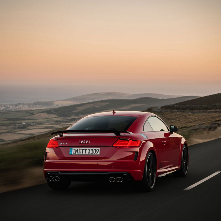 Profil arrière de l'Audi TTS Coupé en déplacement.