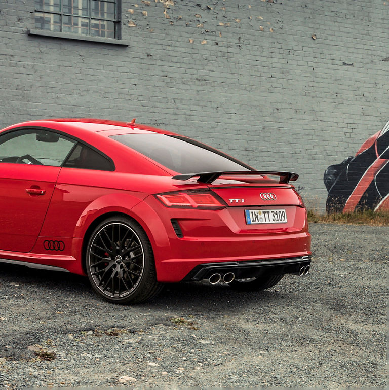 Gros plan de l’aileron fixe noir de l'Audi TTS Coupé.