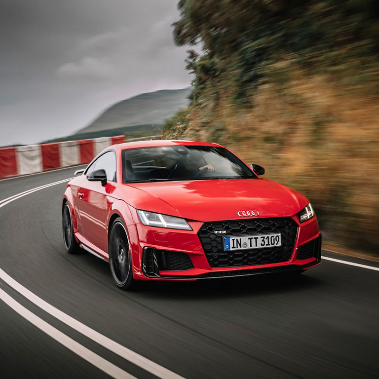 Profil avant aux trois quarts de l'Audi TTS Coupé en déplacement.