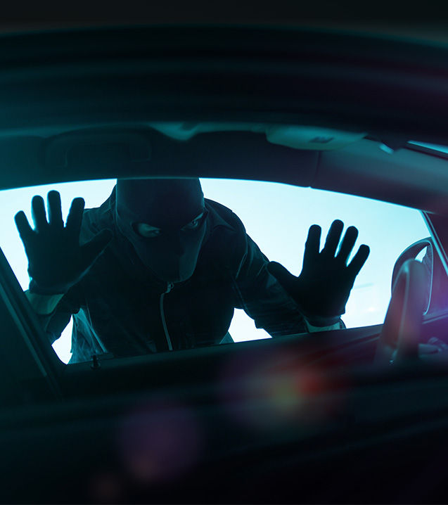 Personne qui entre par effraction dans un véhicule.