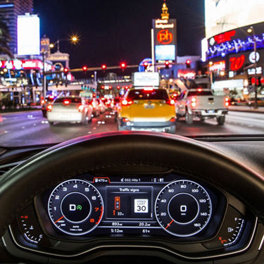 Cockpit virtuel Audi affichant de l’information sur les feux de circulation.