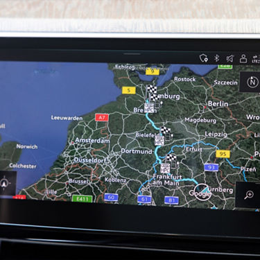Gros plan sur l’écran MMI Audi affichant la fonction de planificateur de trajet intégré.