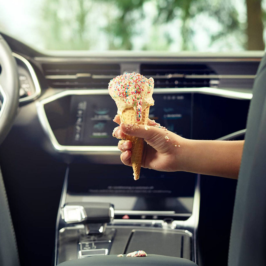 Cornet de crème glacée fondant à l’intérieur d’un véhicule Audi.