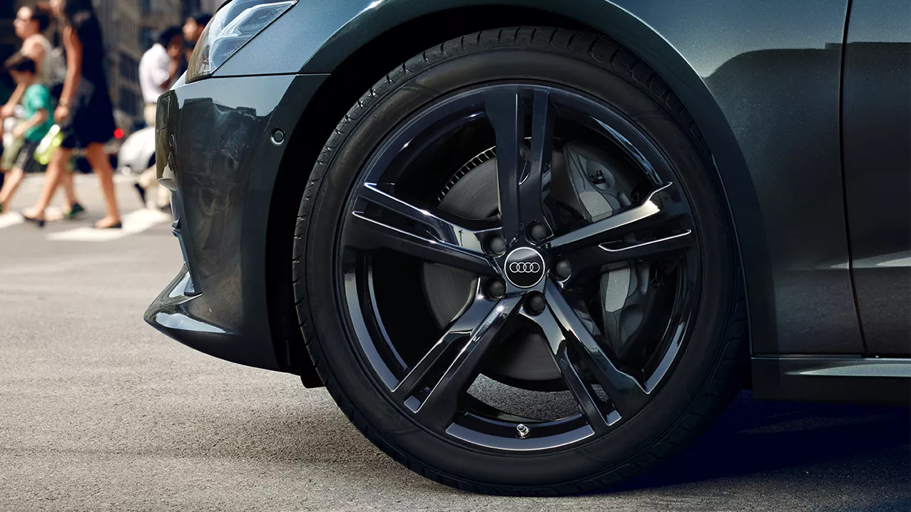 Gros plan sur des pneus Audi.