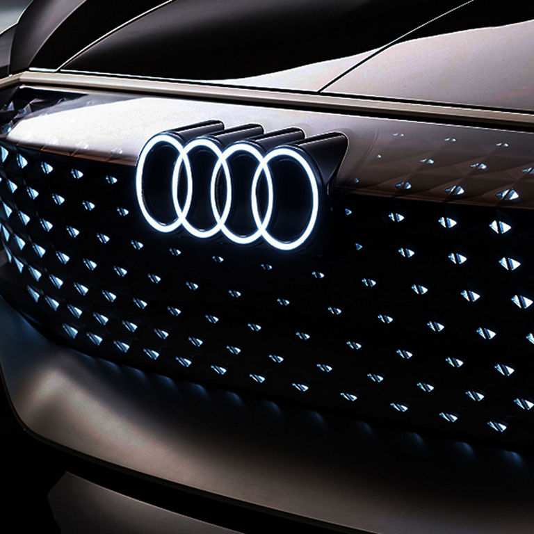 Gros plan de la calandre illuminée d’une voiture conceptuelle Audi grandsphere. 