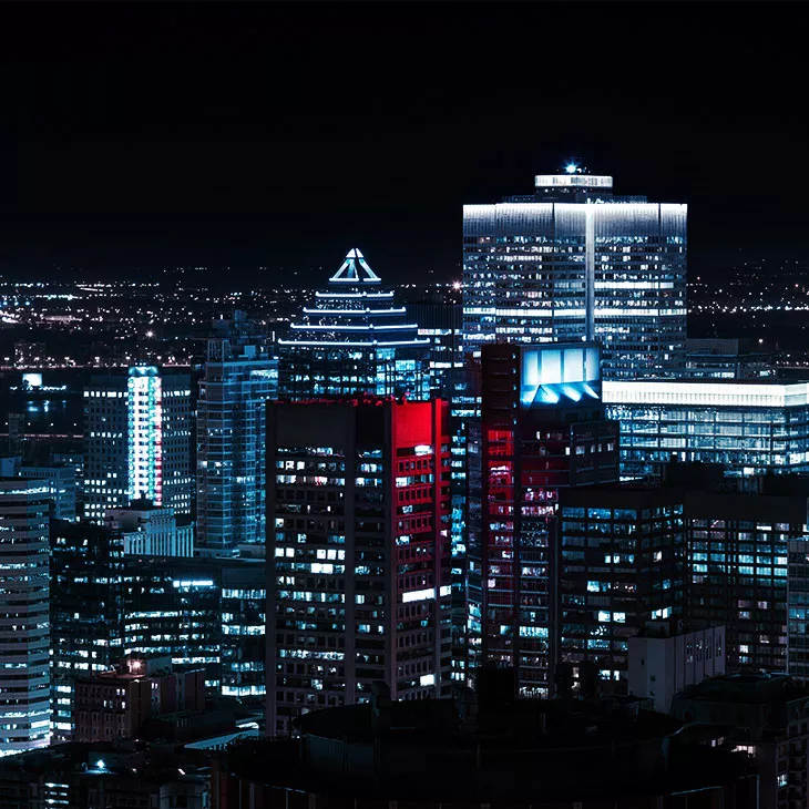 La silhouette de la ville de Montréal la nuit.