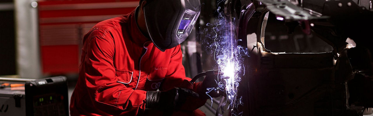 Technicien Audi réparant une Audi après une collision.