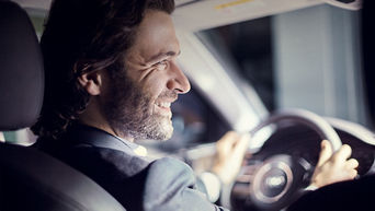 Vue par-dessus l'épaule d'une personne conduisant un véhicule Audi.