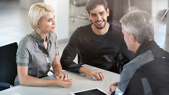 Un couple assisté chez un concessionnaire Audi.
