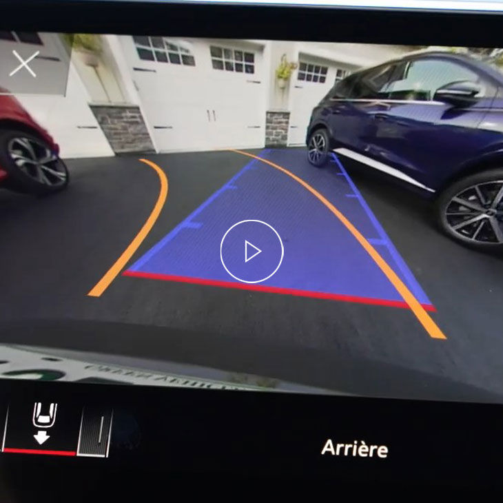 Gros plan du système MMI Audi affichant la caméra de vue en plan 360 degrés.