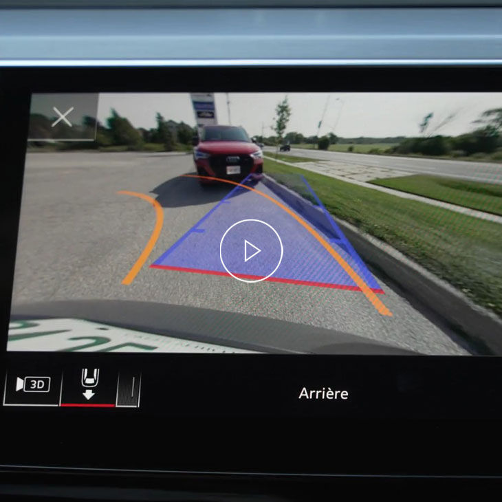 Gros plan du système MMI Audi affichant la technologie d’aide au stationnement.