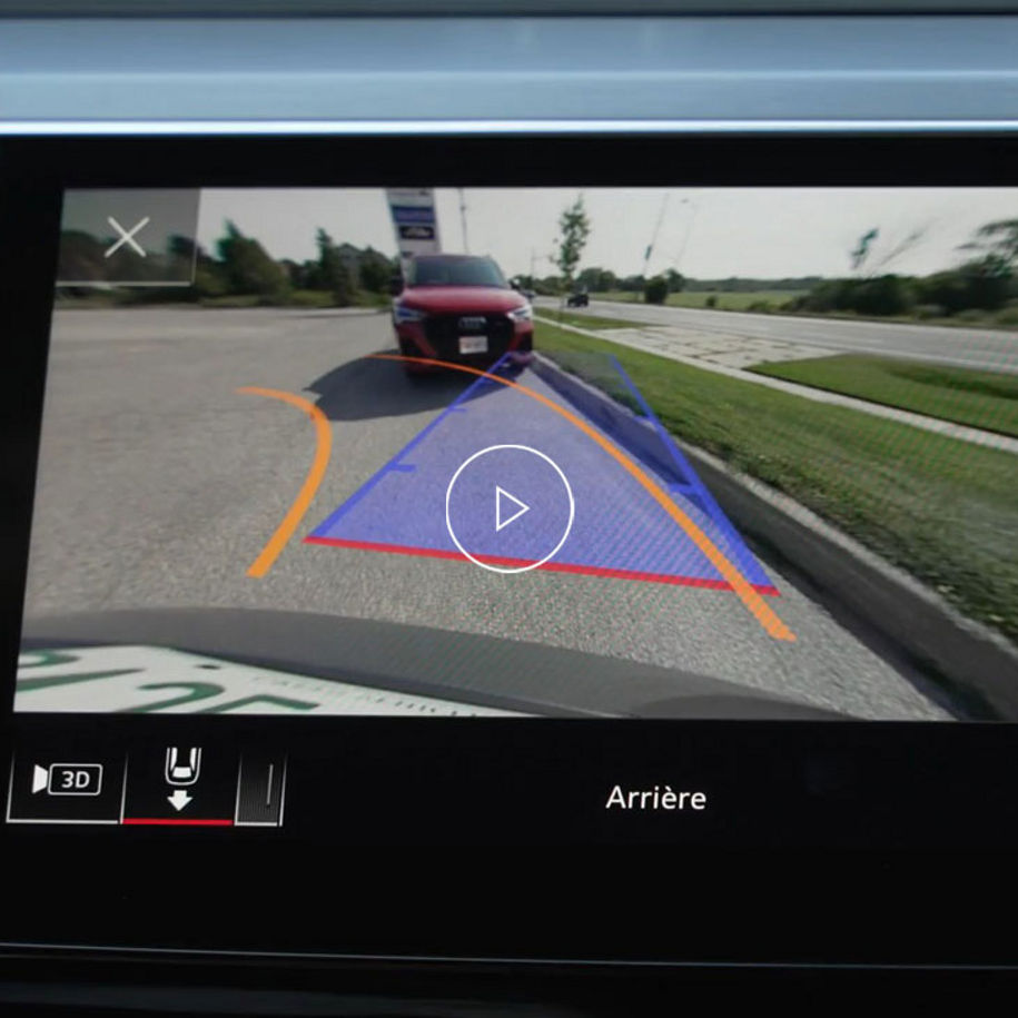 Gros plan du système MMI Audi affichant la technologie d’aide au stationnement.