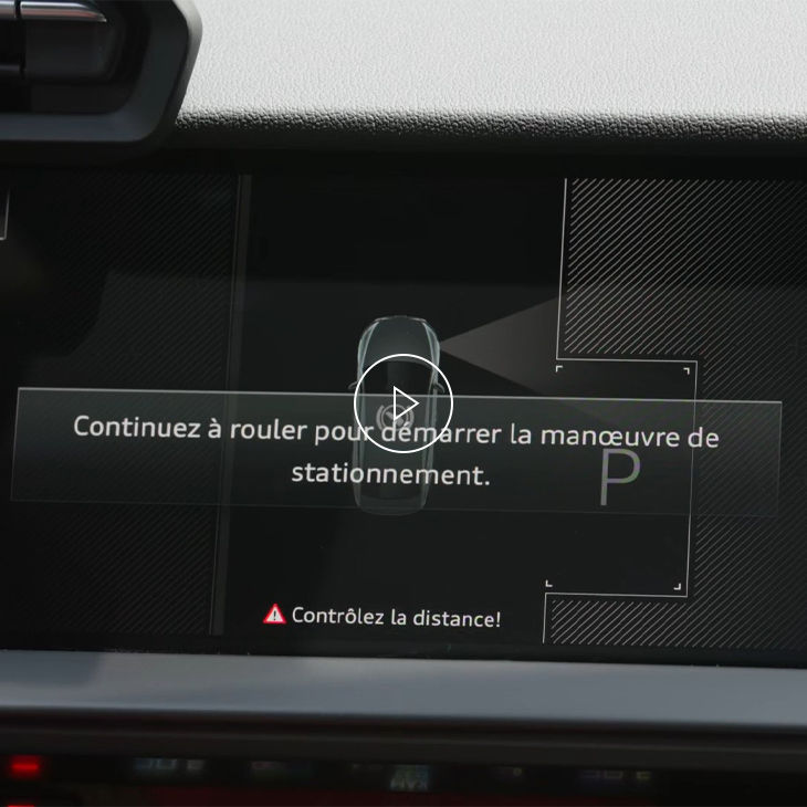 Gros plan du système MMI Audi affichant la technologie d’aide au stationnement. 