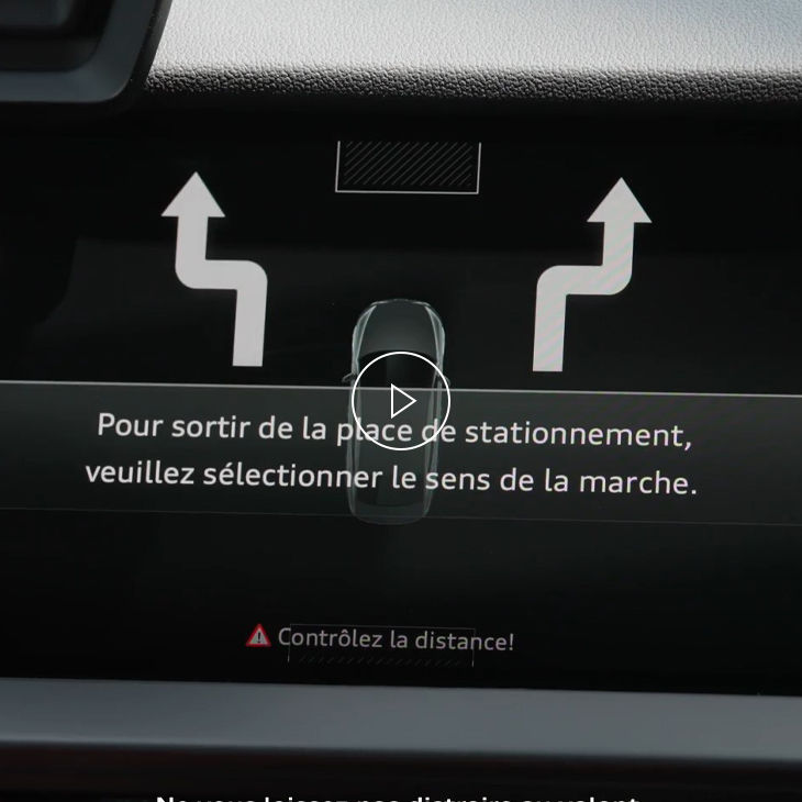 Gros plan du système MMI Audi affichant la technologie d’aide au stationnement. 