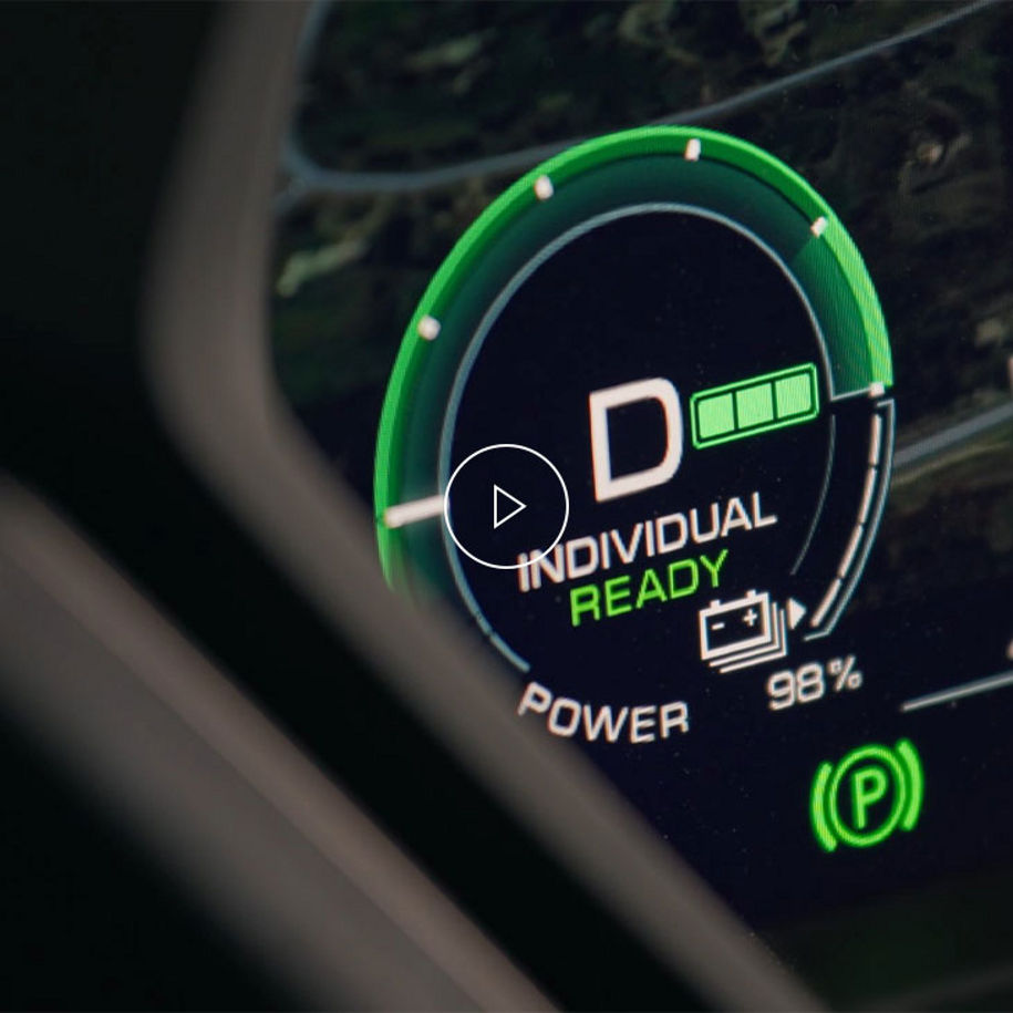 Gros plan du compteur de charge d’un véhicule Audi e-tron. 