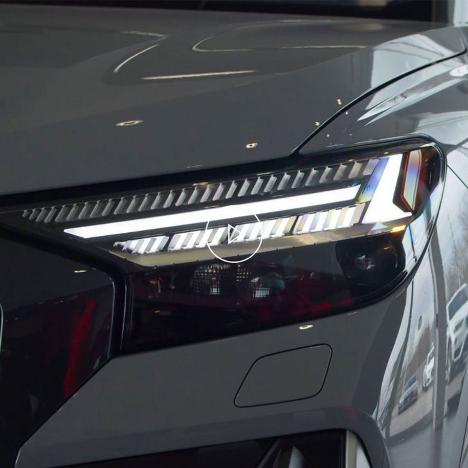 Gros plan du phare d’un véhicule Audi affichant une signature lumineuse personnalisée. 