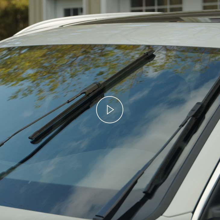 Gros plan des essuie-glaces d’un véhicule Audi.