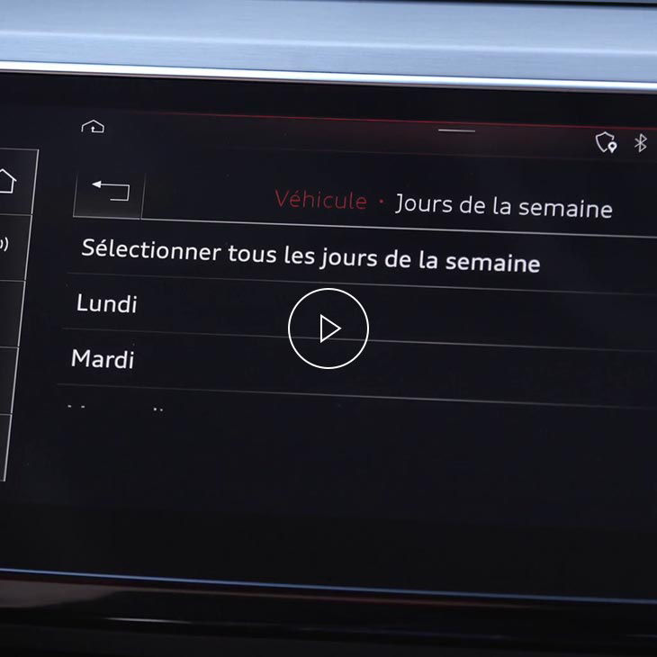 Gros plan du calendrier de charge dans l’interface multimédia Audi. 