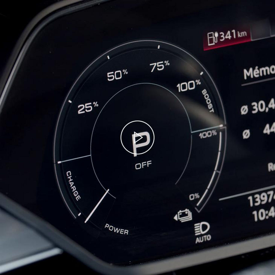  Gros plan du compteur de puissance d’un véhicule Audi. 