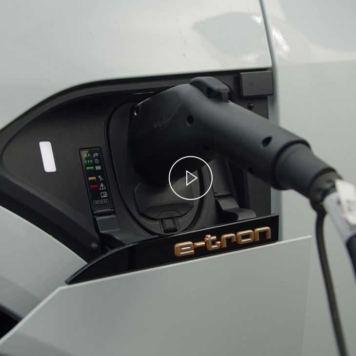 Gros plan du port de recharge d’un Audi e-tron. 