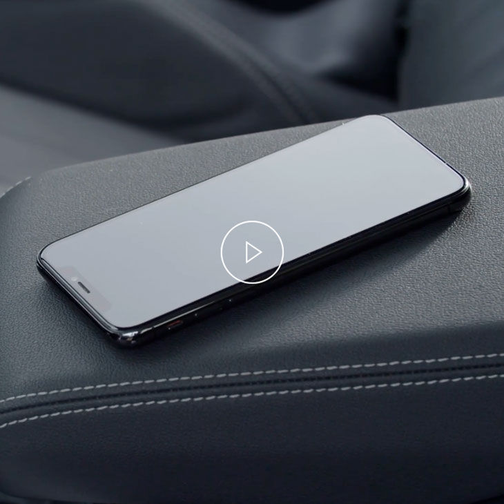  Close-up photo of a person adjusting the CarPlay settings of an iPhone.