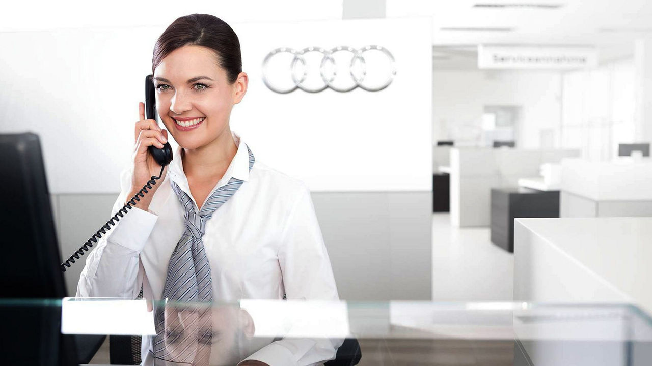 View of an Audi employee on the phone.