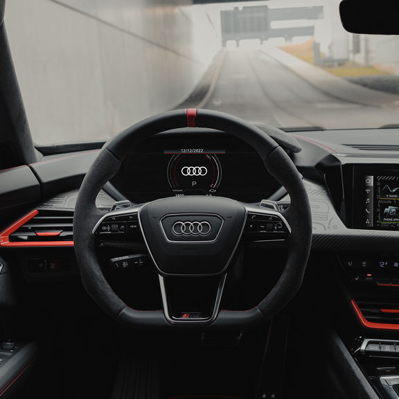 View of the steering wheel, virtual cokpit and MMI in the Audi RS e-tron GT project_513/2.