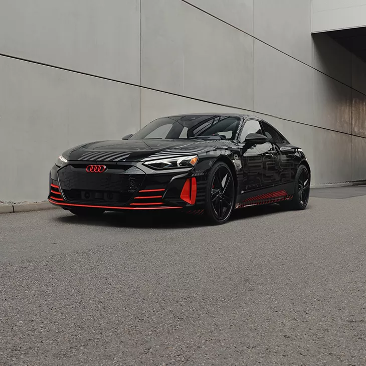 Front 3/4 view of the Audi RS e-tron GT project_513/2 parked.