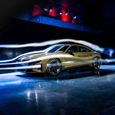  An Audi RS e-tron GT with simulated air streams showing the aerodynamic shape of the vehicle. 