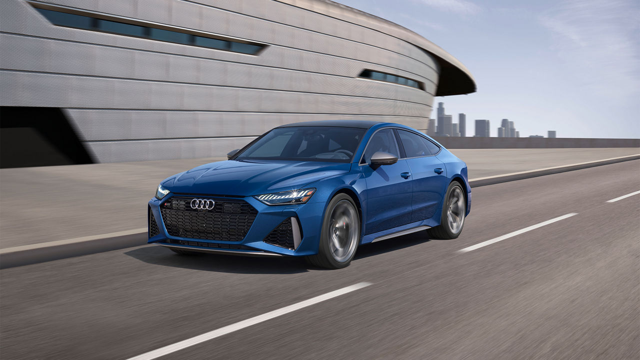 Profil avant surélevé de l’Audi RS 7 en accélération.