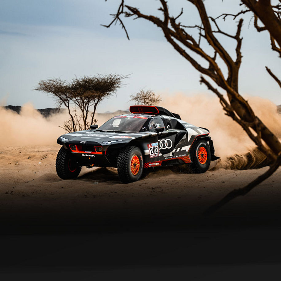 Un Audi RS Q e-tron laissant un nuage de poussière sur son passage lors du Rallye Dakar 2022. 
