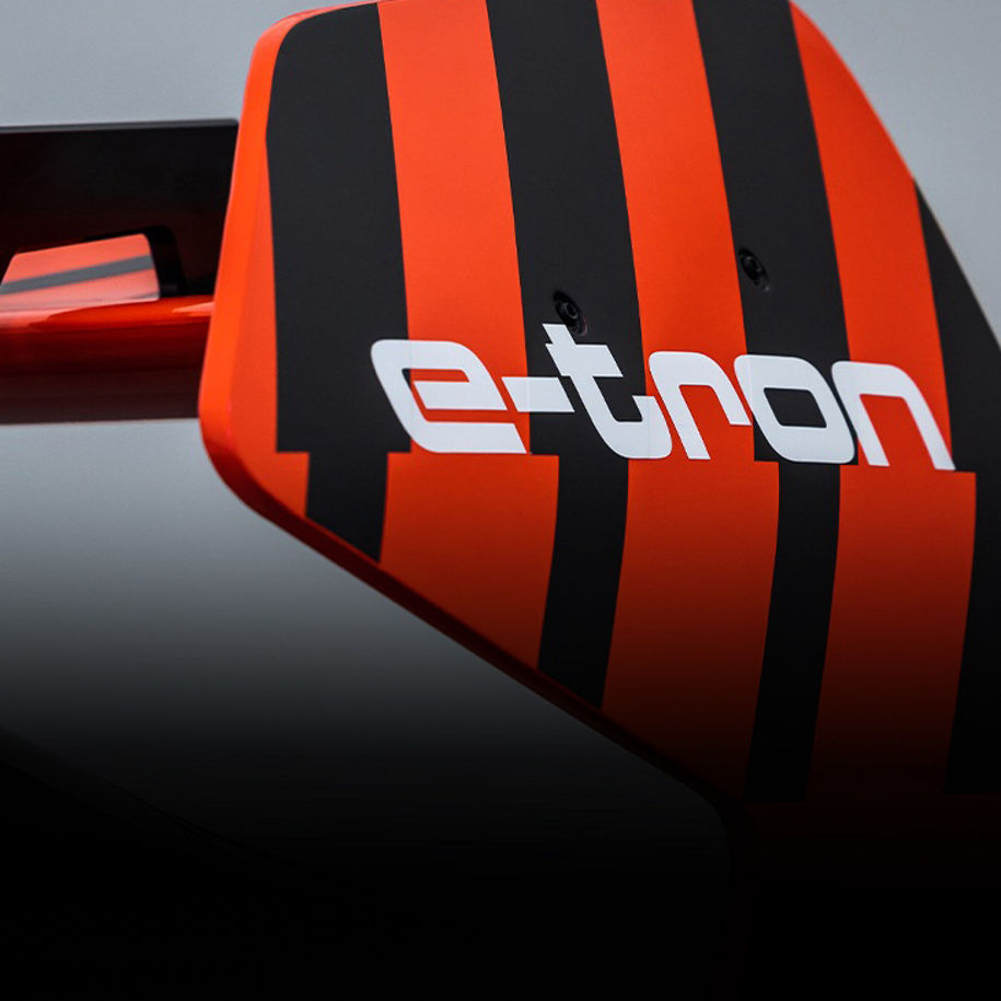 Un Audi RS Q e-tron franchit une dune lors du défi du désert d’Abou Dhabi 2022. 