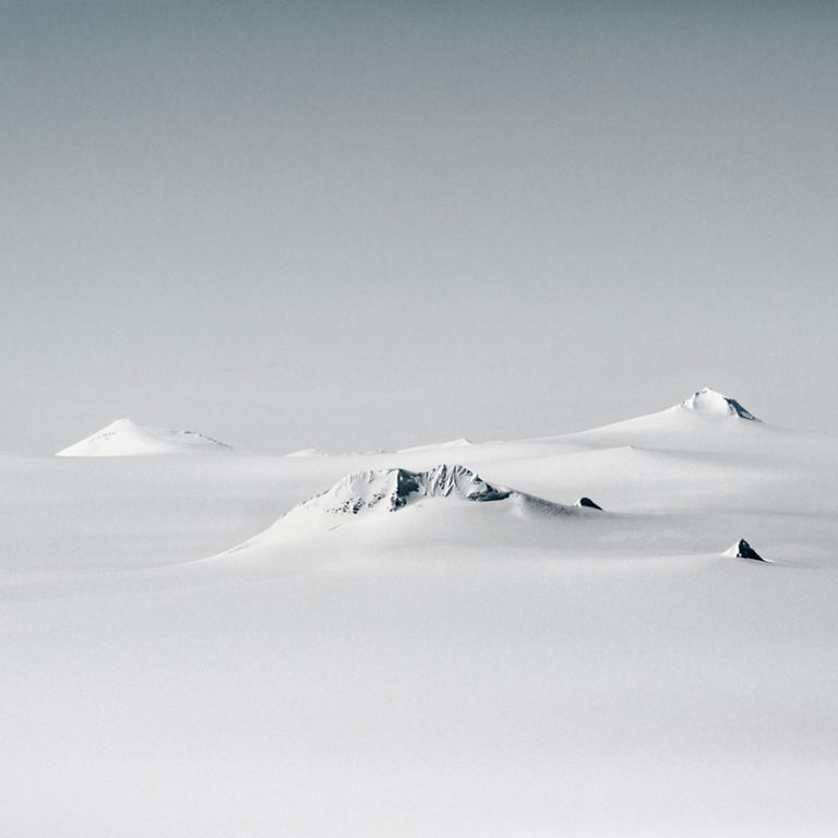 Un paysage enneigé avec des montagnes recouvertes de glace ensevelies sous la neige.