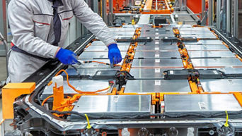 Un ingénieur Audi travaillant sur une batterie de véhicule électrique dans une usine Audi.