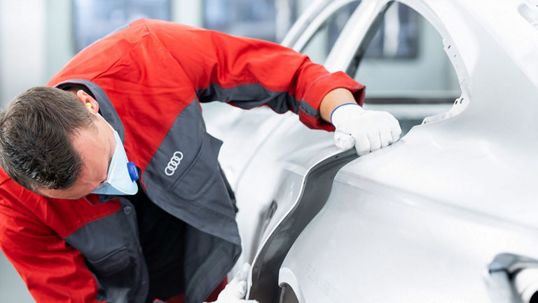 Manual work in the body shop of the Audi e-tron® GT.