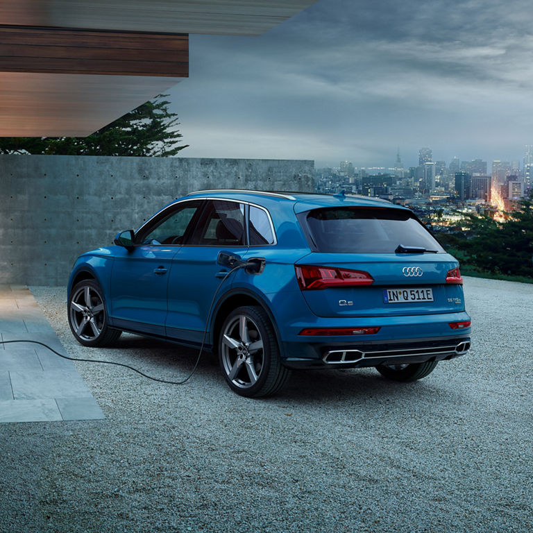 Three-quarter rear profile of the Audi Q5 TFSI e.