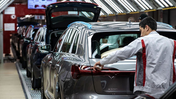 Global Battery Alliance Member in factory.