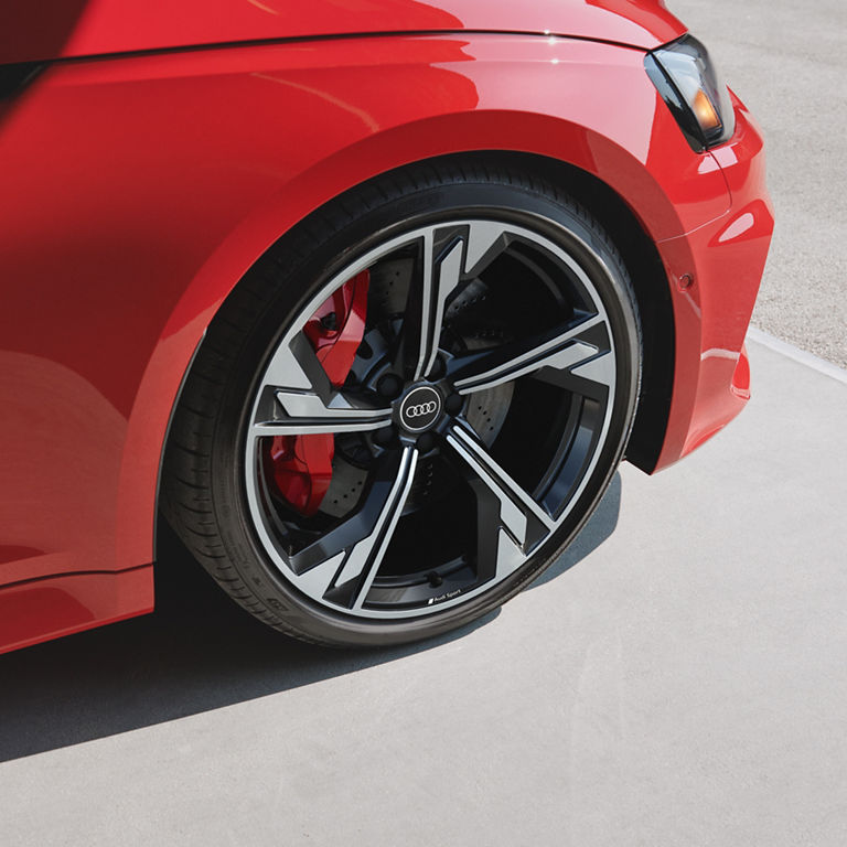 Close-up of the wheel with red brake calipers on the Audi RS 5 Coupe.